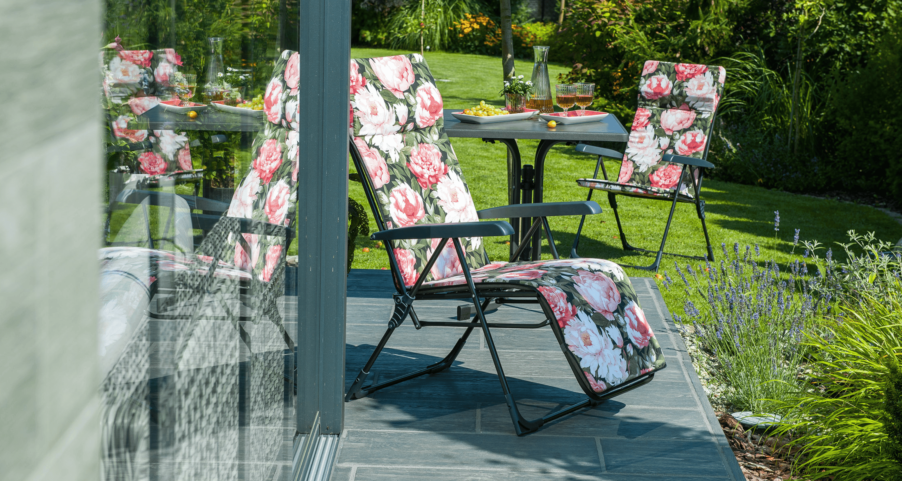 Lezaki z regulowanym oparciem na nowoczesnym tarasie.